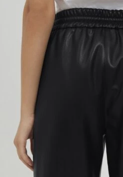 OXMO Paulia - Pantalones - Black 10 OXMO Paulia - Pantalones - Black -OXMO Tienda En Línea 024a016e47f14c8d9d6bca647f89905b