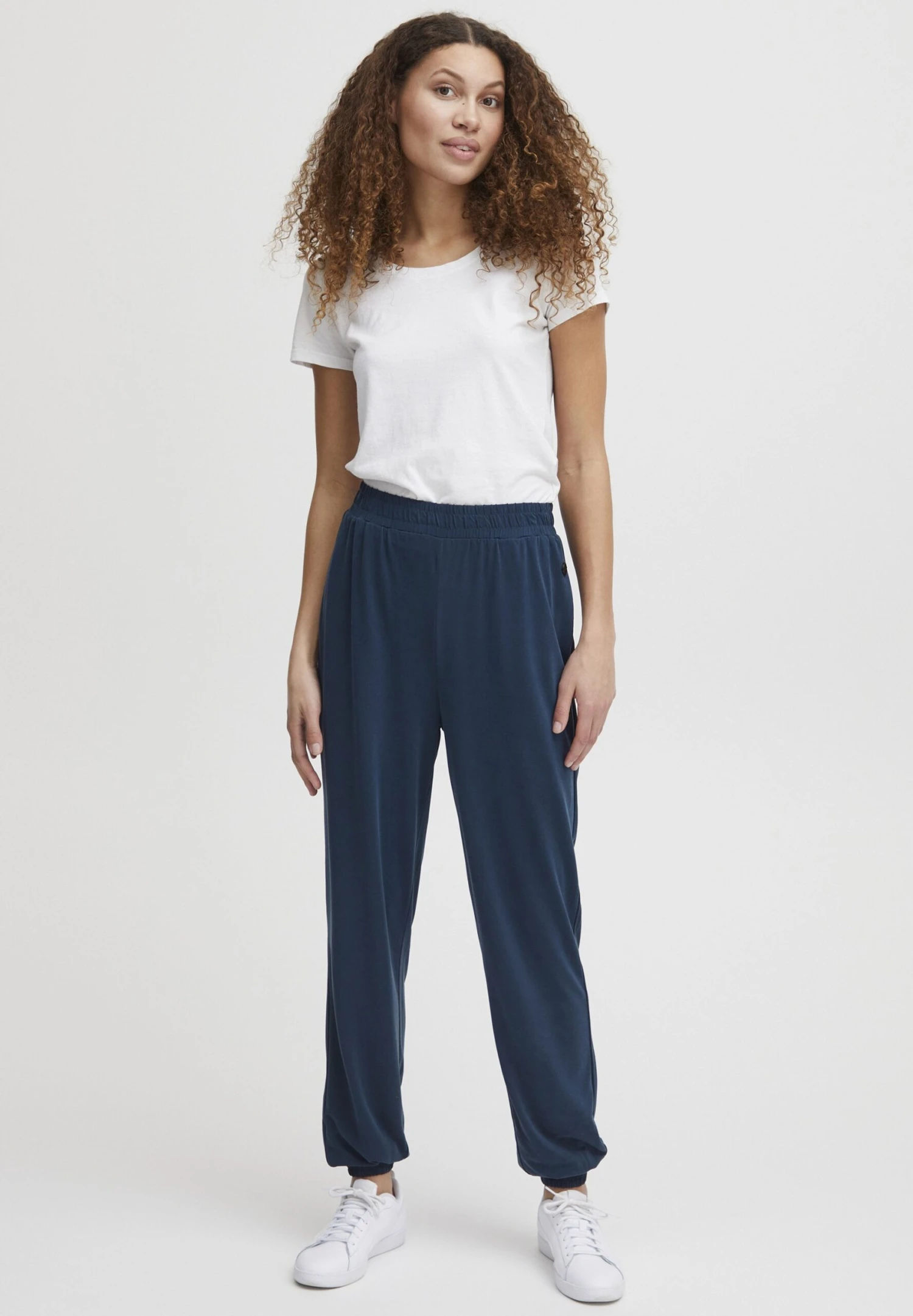 OXMO Brianna - Pantalones Deportivos - Total Eclipse 2 OXMO Brianna - Pantalones Deportivos - Total Eclipse - Imagen 2