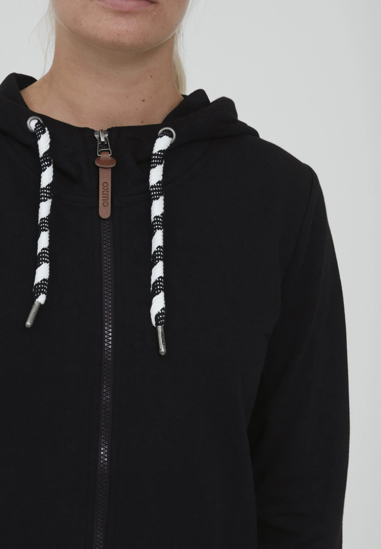 OXMO Oxwanda - Sudadera Con Cremallera - Black 4 OXMO Oxwanda - Sudadera Con Cremallera - Black - Imagen 4