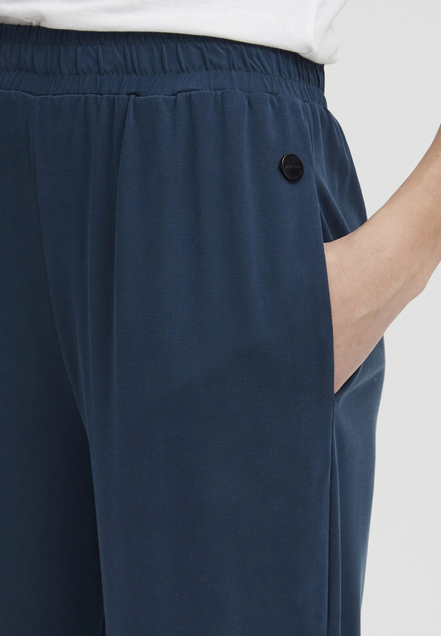 OXMO Brianna - Pantalones Deportivos - Total Eclipse 4 OXMO Brianna - Pantalones Deportivos - Total Eclipse - Imagen 4