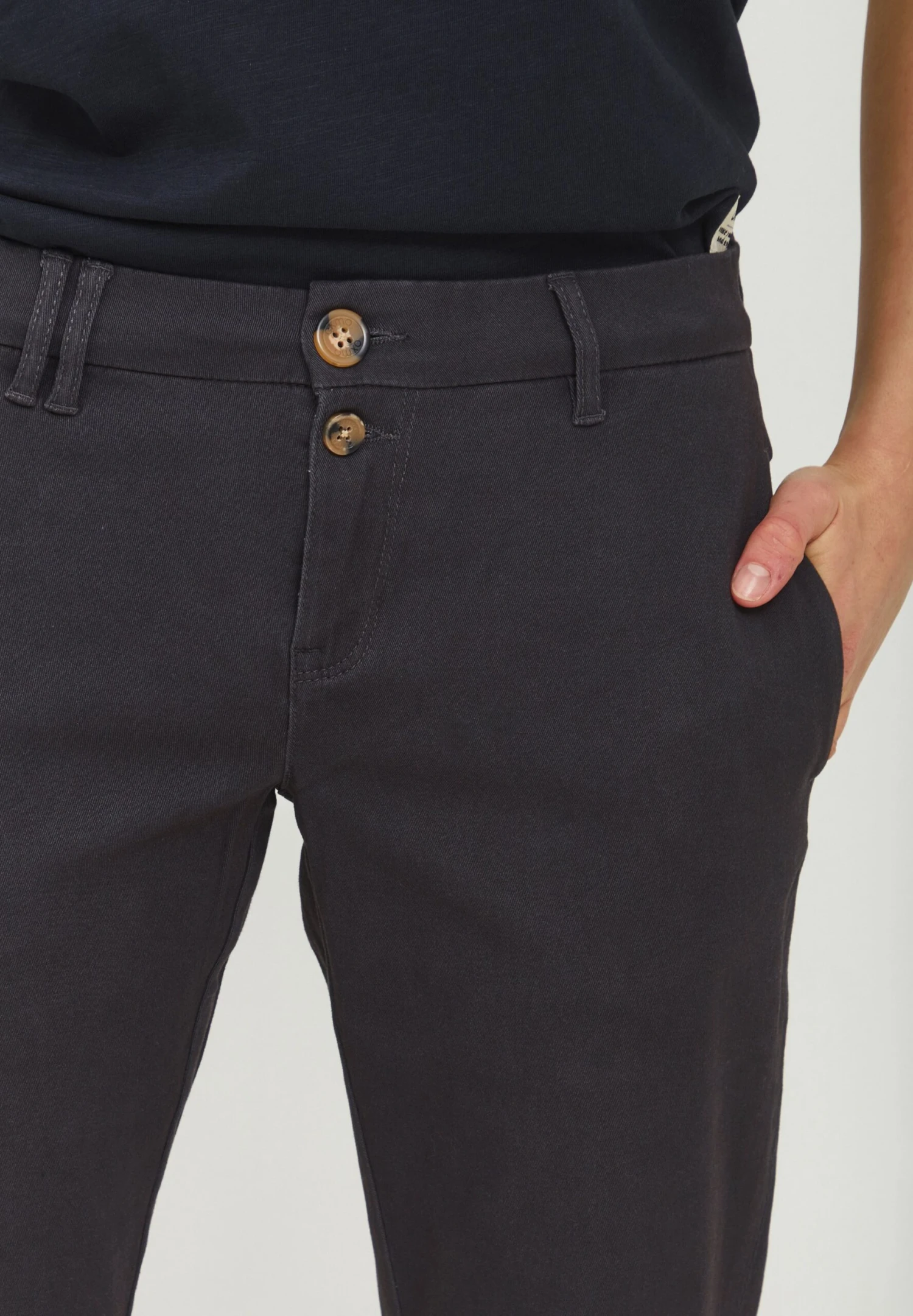 OXMO Pilar - Pantalones Chinos - Ebony 4 OXMO Pilar - Pantalones Chinos - Ebony - Imagen 4