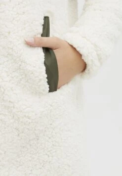 OXMO Oxeline - Abrigo Corto - Cloud Dancer 10 OXMO Oxeline - Abrigo Corto - Cloud Dancer -OXMO Tienda En Línea 8b12b717032f46e2b46e88850c78f133