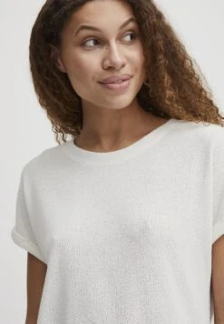 OXMO Oxkatie - Camiseta Básica - Off White -OXMO Tienda En Línea b528d32f17aa40d183747a3ffcedef6a