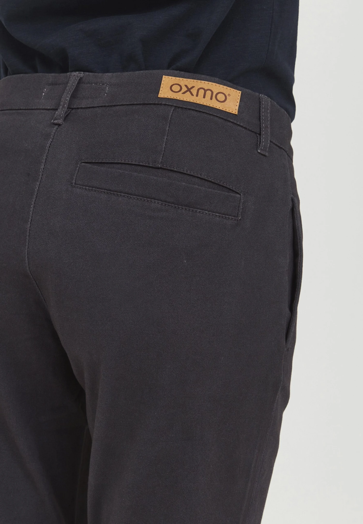 OXMO Pilar - Pantalones Chinos - Ebony 6 OXMO Pilar - Pantalones Chinos - Ebony - Imagen 6
