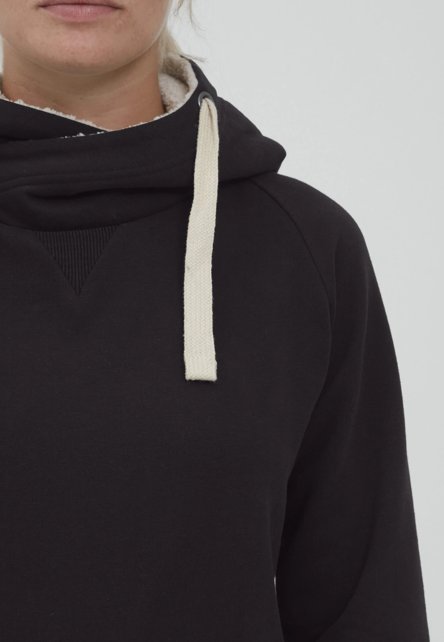 OXMO Oxjulia - Jersey Con Capucha - Black Teddy 4 OXMO Oxjulia - Jersey Con Capucha - Black Teddy - Imagen 4